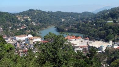 Eccoci a Kandy, la città più romantica dell'isola, nel bel mezzo delle colline del plateau Kandy, che attraversa una zona di piantagioni tropicali, principalmente di tè.