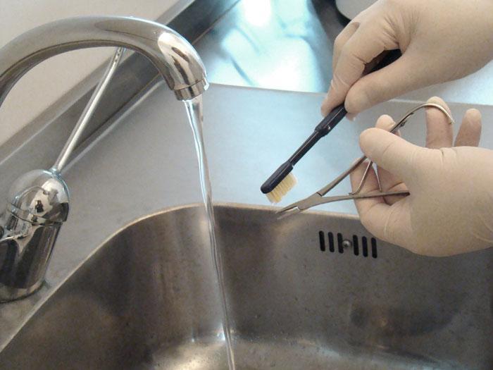 Sterilizzazione: fasi 3) Lavaggio: ha lo scopo di rimuovere i residui di sostanze organiche riducendo di molto la contaminazione.