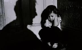 è bene distinguere: Gravi abusi: Situazioni in cui il bambino o l adolescente subiscono abusi, violenze, maltrattamenti.
