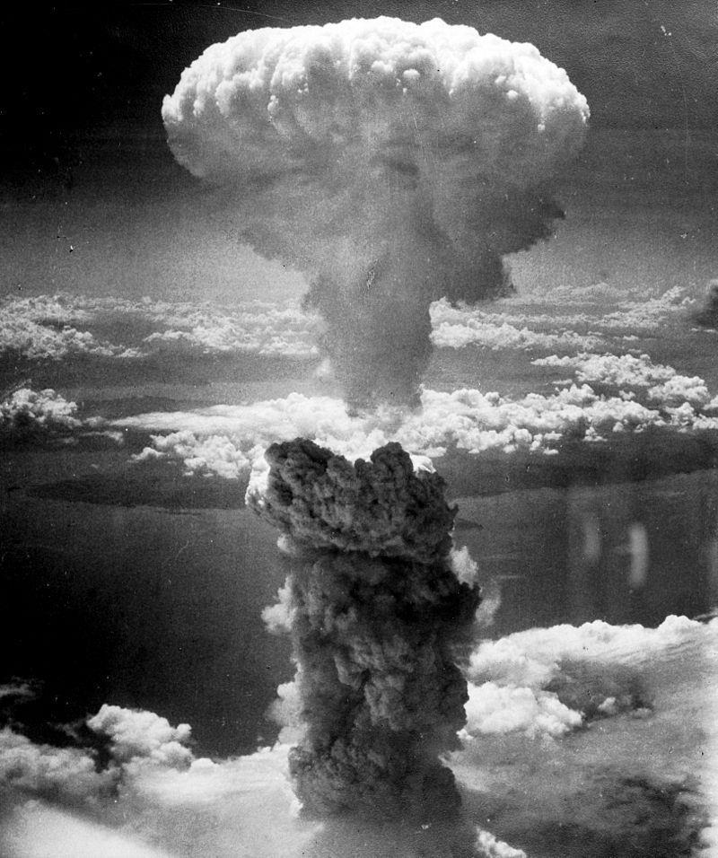 LA BOMBA ATOMICA Il 6 agosto 1945 la prima bomba fu sganciata su Hiroshima, provocando immediatamente quasi 100.000 morti.