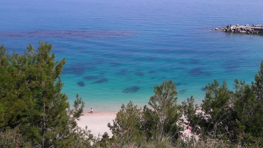 La spiaggia di Sirolo a dire la verità è a 6-700 metri, ma non allo stesso