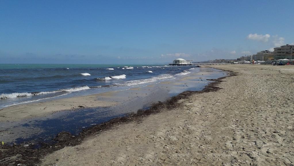 Nell area di sosta ci sono solo un paio di camper che se ne andranno poco dopo, ma ne arriveranno altri.