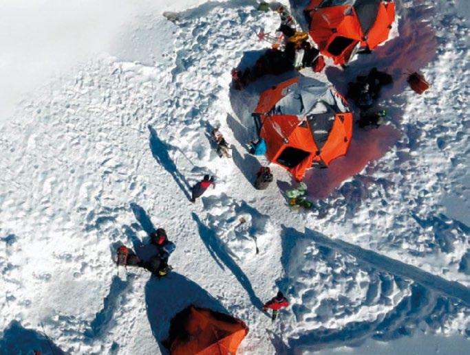 i tuoi compagni, in completa sicurezza e con piena assistenza professionale. Al mattino, dopo il risveglio al campo, raggiungi un 4000! (o in alternativa esercitati nell approccio all alpinismo).