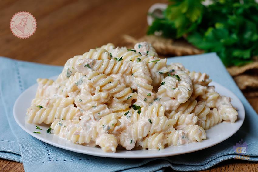 PASTA TONNATA 400 grammi pasta corta 200 grammi tonno sott olio o all acqua 50 grammi philadelphia o ricotta o mascarpone oppure se non potete farne a meno panna da cucina 2 filetti di acciughe sott