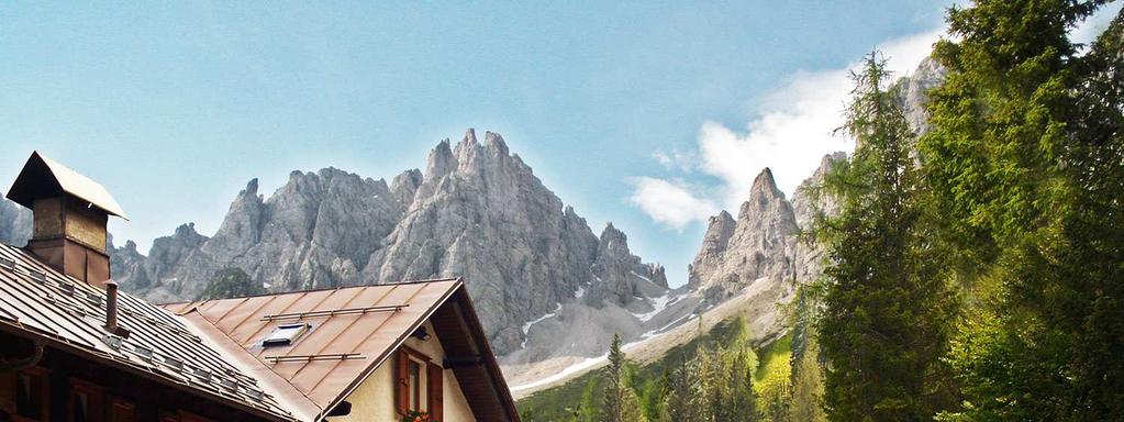 Dal camping Tornerai seguiamo la statale per circa 300 m in direzione di Forni di Sopra fino ad abbandonarla entrando a sinistra nella tranquilla borgata di Andrazza.