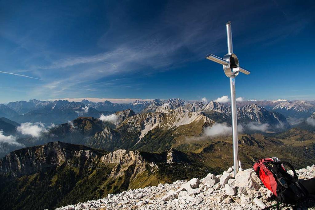 fino alla cima. Dalla vetta il panorama è fantastico: dalle Dolomiti ai Tauri, dalle Alpi Giulie alla pianura friulana.