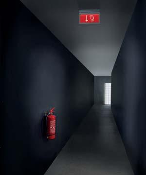 webref. SK9402B1 webref. SKX023A1 STANDARD ILLUMINAZIONE DI EMERGENZA La legge stabilisce dove e come è necessario applicare l'illuminazione di emergenza.