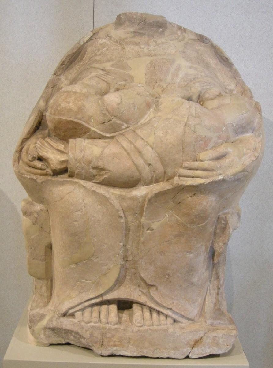 La singolare statua arcaica (kourotrophos) in calcare rappresenta la Dea Madre in trono che allatta due gemelli (VI sec. a.c.) e proviene dalla necropoli di Megara Hyblaea.