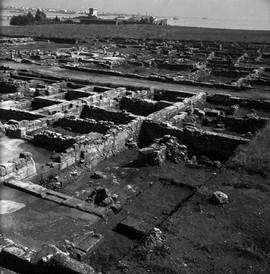 Nel 1867 i lavori di sbancamento per la costruzione della ferrovia Siracusa-Catania tagliarono in due il sito archeologico