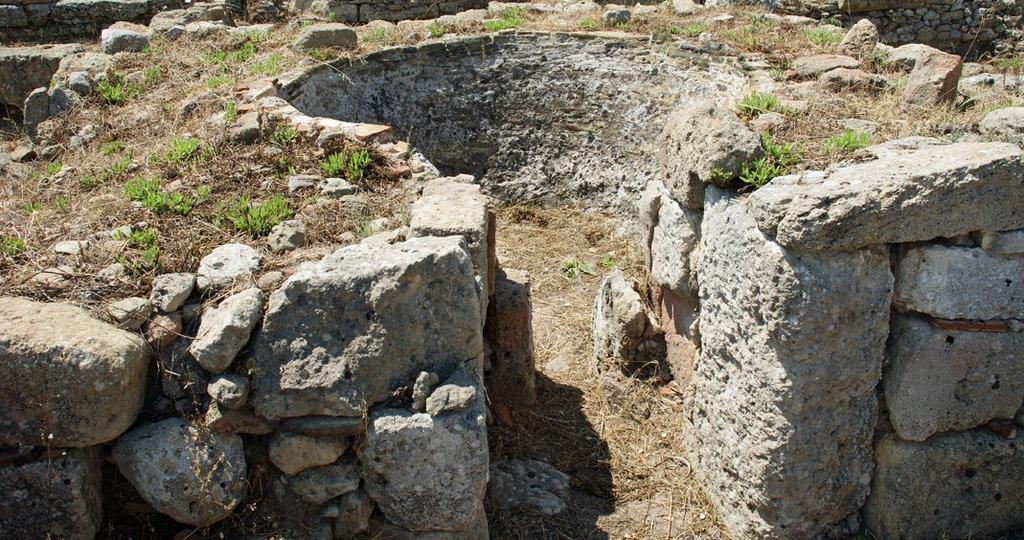Per questo gli unici resti ancora visibili sono: l'agorà con i resti di due portici, le terme ellenistiche, l'heroon, i resti