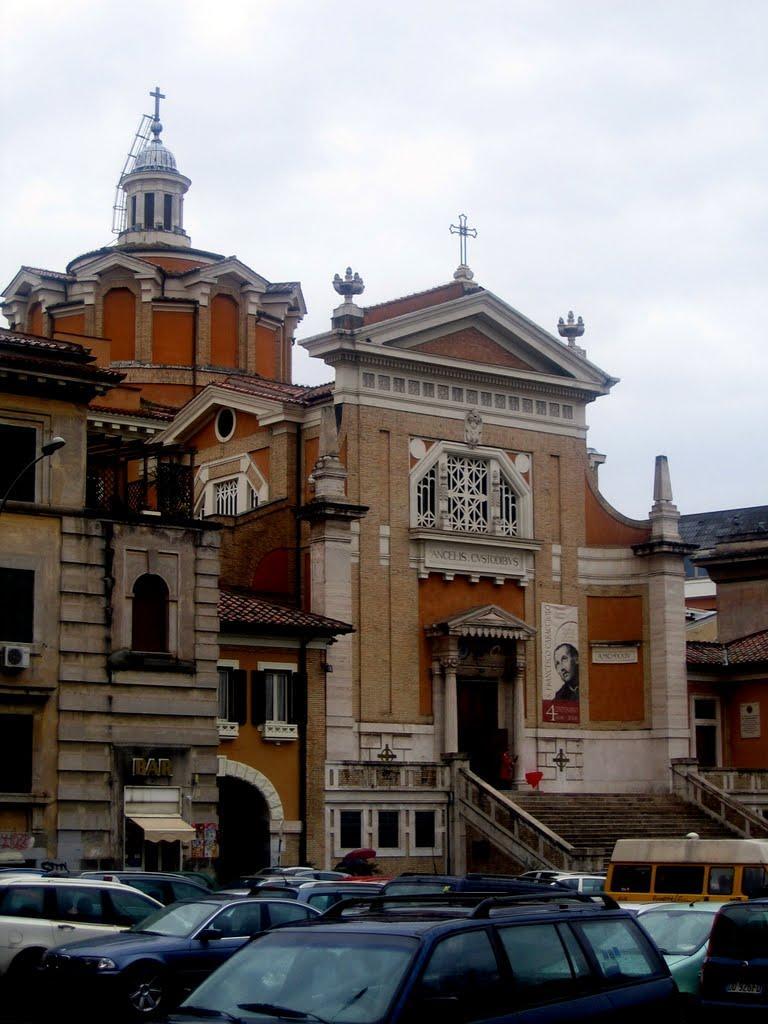 Chiesa degli Angeli Custodi, Roma 1920 L'edificio si presenta esternamente in forme classicheggianti con cupola.