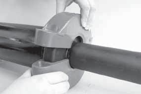 Assicurarsi che la sezione maggiore dei gusci sia rivolta verso il tubo di diametro maggiore e che i risalti dei gusci s innestino completamente nelle scanalature su entrambe le estremità dei tubi.