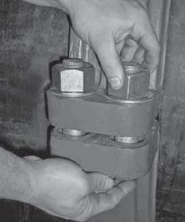 PIATTE: installare una rondella piatta (in dotazione del giunto) all estremità di ciascun bullone e avvitarvi un dado a mano.