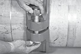 I dadi vanno serrati in modo uniforme, fino a che le teste dei bulloni non entrano in battuta, metallo contro metallo E non si raggiunge il valore di serraggio