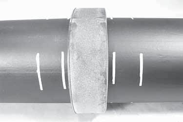 Verificare il corretto posizionamento del meccanismo a incastro e il centraggio dei gusci tra i due segni praticati sui tubi.