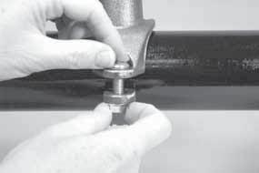 avvitare i dadi flangiati in modo uniforme, a lati alterni, applicando un valore di serraggio di circa compressione della guarnizione.