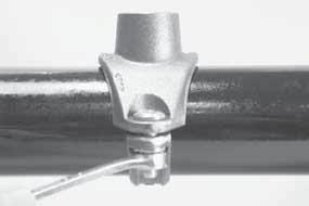 NON serrare eccessivamente i dadi flangiati. installare il guscio con il foro d uscita sul tubo inserendo il collare di posizionamento al centro del foro.