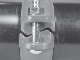 BUONO serrare i dadi in modo uniforme, a lati alterni, fino a che non vanno in battuta, metallo contro metallo, in corrispondenza delle teste.