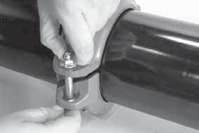DADO: installare l ultimo bullone e serrare il dado solo a mano. NOTA: accertarsi che il colletto ovale di ciascun bullone alloggi correttamente nell apposito foro.