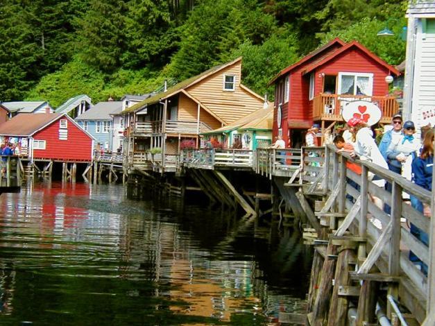 8 Giorno : Telegraph Cove e gli altri villaggi del nord di Vancouver Island Partenza in mattinata con la vostra guida verso il Nord