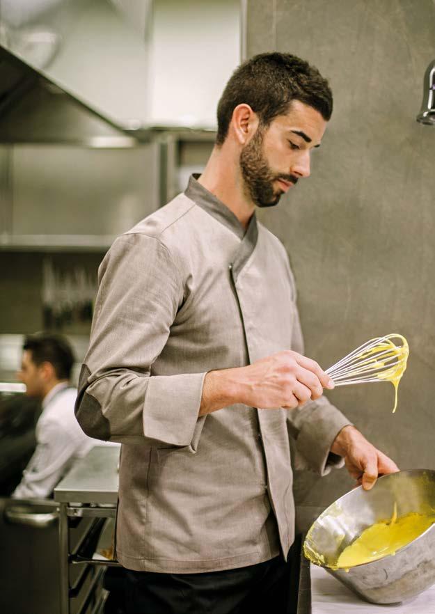Il nostro reparto Ricerca e Sviluppo ha progettato la linea Chef Style prestando attenzione estrema all ergonomia di ogni singolo dettaglio, utilizzando tessuti altamente tecnologici e materiali di