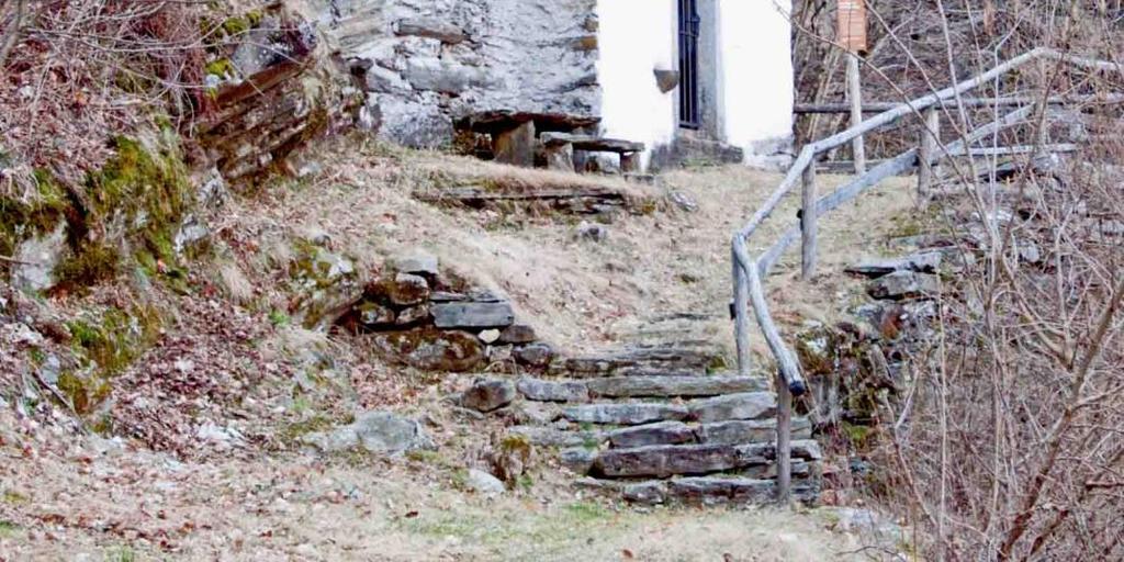 All'interno un dipinto raffigurante Cristo crocifisso, eseguito direttamente sulla roccia.