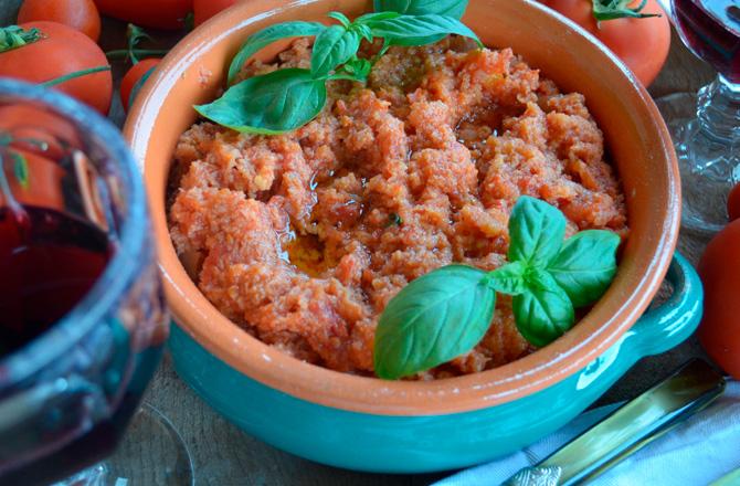 oppure i pisanelli". Come accade spesso per le ricette che fanno parte della tradizione contadina, anche per la pappa al pomodoro, ogni famiglia e ogni paesino ha la propria versione.