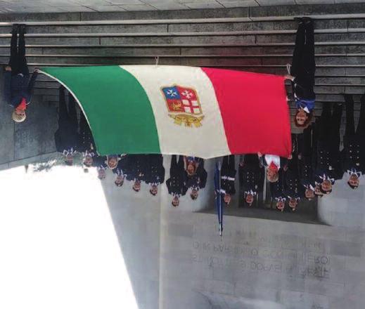 concerto nella splendida piazza Marinai d Italia sede del Gruppo. Al termine del concerto, a Finardi è stato donato il crest ed il gagliardetto del Gruppo.