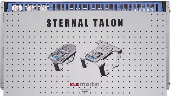 1 Apertura e chiusura delle cassette di conservazione di Sternal Talon Apertura: Premere il tasto nero e sollevare il coperchio in