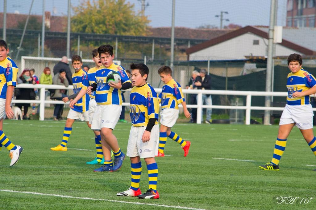 VII RUGBY BLU VOLPIANO 12-64 I BLU, per l occasione guidati da Coach Caputo, si presentano in campo non pienamente concentrati e con un po di timore reverenziale nei confronti dell