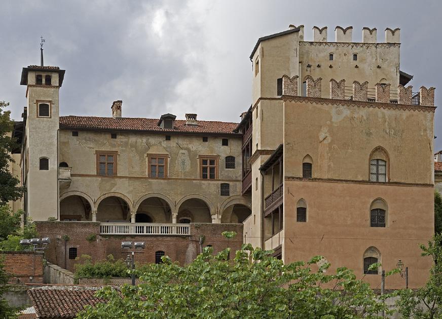 L edificio Sede del Museo Civico, residenza un tempo di Galeazzo Cavassa e del figlio Francesco, vicari generali del marchesato sotto Ludovico I e Ludovico II, è un bell edificio del Rinascimento.