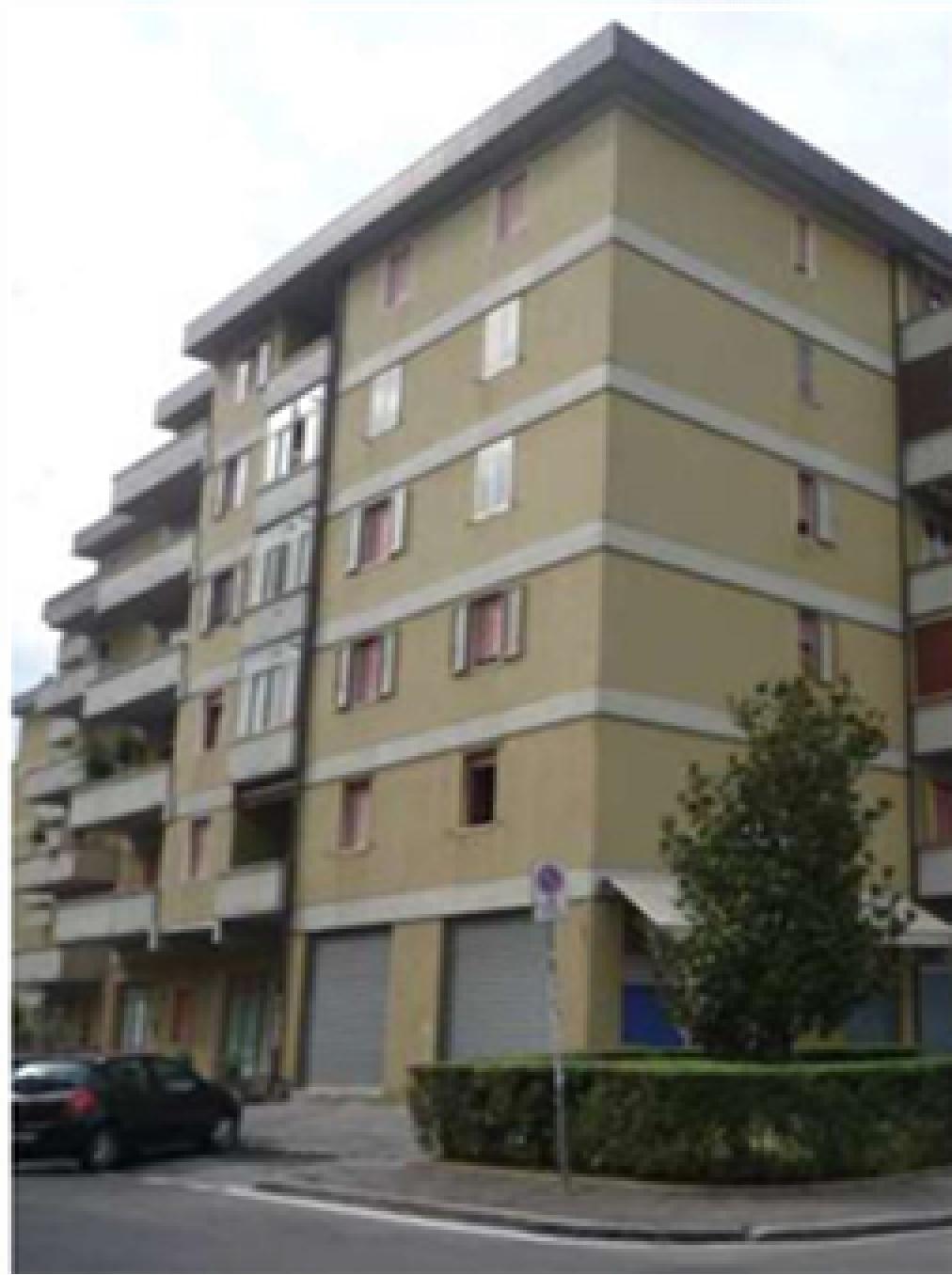 PRATO - VIA BORGIOLI, 27 - PIENA PROPRIETÀ DI APPARTAMENTO a p. 5 composto da cucina, soggiorno, due camere, bagno, ripostiglio e balcone per una superficie commerciale di mq. 98. Vani 5,5.