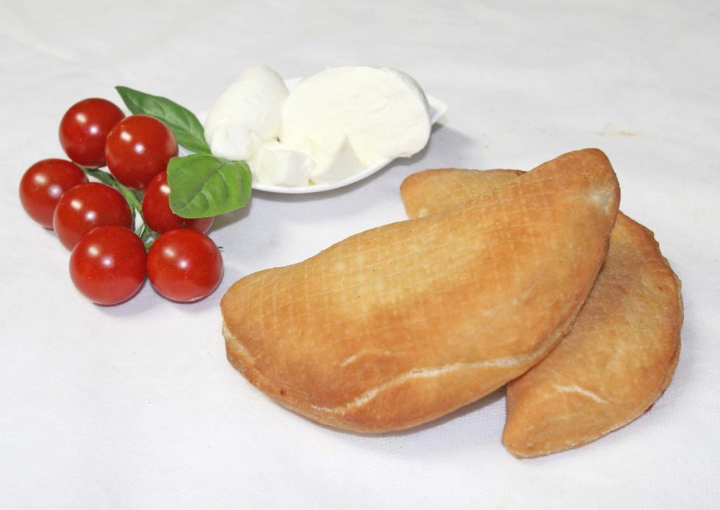 (Calzone1Fritto) Conosciuto nel resto d Italia come Panzerotto o fritta, il Calzone leccese è l ideale per uno spuntino veloce.