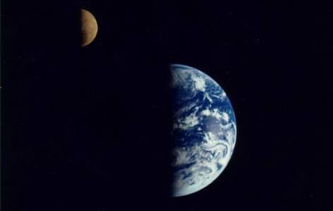 Il sistema Terra-Luna Il Sistema Terra-Luna è peculiare: In genere il rapporto massa satellite/massa pianeta è molto piccolo Ganimede / Giove = 0,00008 = 8 10-5 Titano / Saturno =