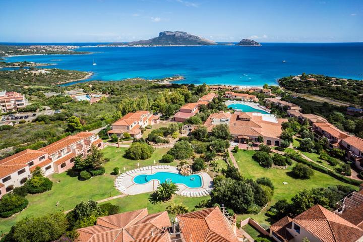 VALTUR COLONNA BEACH - SARDEGNA L elegante struttura è meravigliosamente inserita in un parco privato disteso verso la spiaggia di sabbia bianca e lo splendido mare di Golfo Aranci.