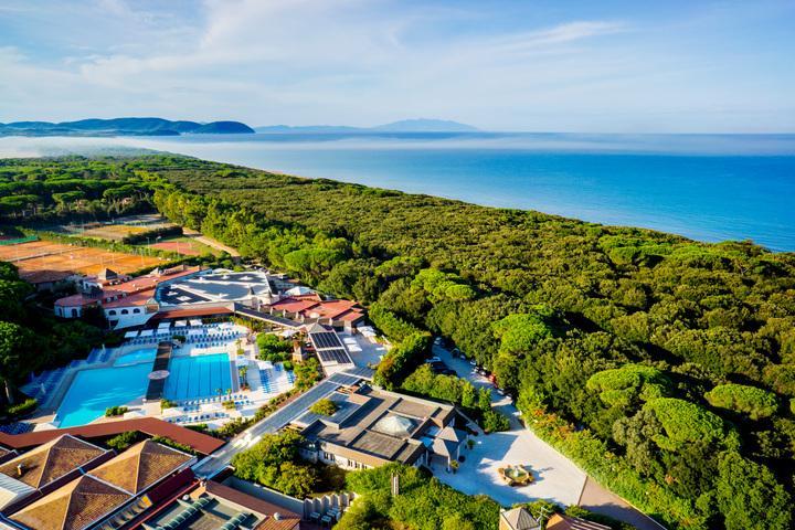 VALTUR GARDEN CLUB - TOSCANA In Toscana, a poca distanza dal Golfo di Baratti e lungo la Costa degli Etruschi, il Villaggio è circondato da piante tropicali e fiori.spiaggia attrezzata di sabbia fine.