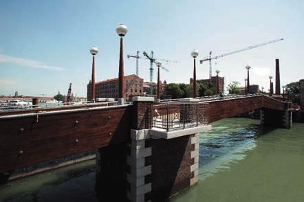 Insula restaura e ricostruisce i ponti di Venezia Insula interviene sui ponti della città rinsaldando la struttura, restaurando la muratura, risistemando i gradini, mettendo in sicurezza le balaustre.