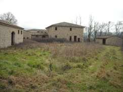 > LOTTO N. 8: diritto di piena proprietà di un complesso immobiliare, situato in Comune di Rapolano Terme, località Le Pievi Frazione di San Gimignanello, e si compone di cinque fabbricati.