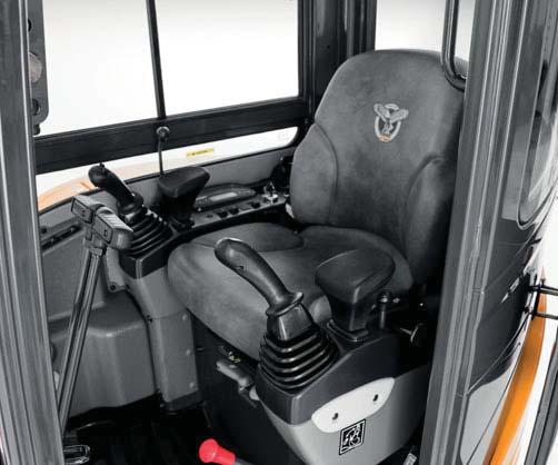 Allestimento di serie: sedile a sospensione regolabile a seconda del peso, radio USB con 2 altoparlanti, pedali ripiegabili, diversi vani portaoggetti, aria condizionata (opzionale per CX37C) Vetro