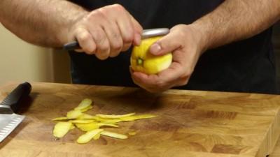 Tagliate la scorza di limone a julienne molto fine ovvero a listarelle molto sottili.