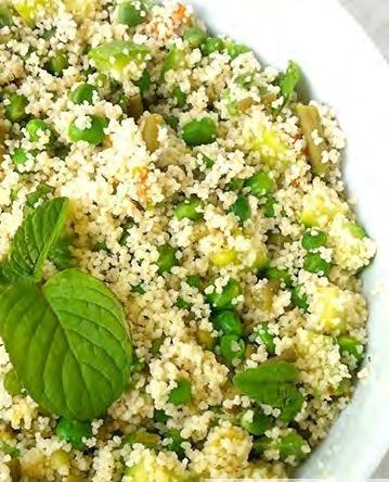 in verde con menta e pecorino Costo: medio Preparazione: 30 minuti (per 2 persone) 100 g di cous cous precotto 100 g di piselli lessati in scatola 50 g di pecorino a scaglie 2 zucchine piccole 1