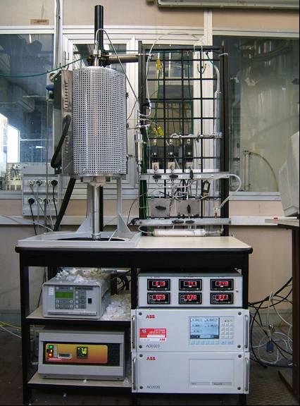 II. Materiali, tecniche ed apparecchiature sperimentali Figura II.1.. Fotografia dell impianto a letto fluido in scala da laboratorio.