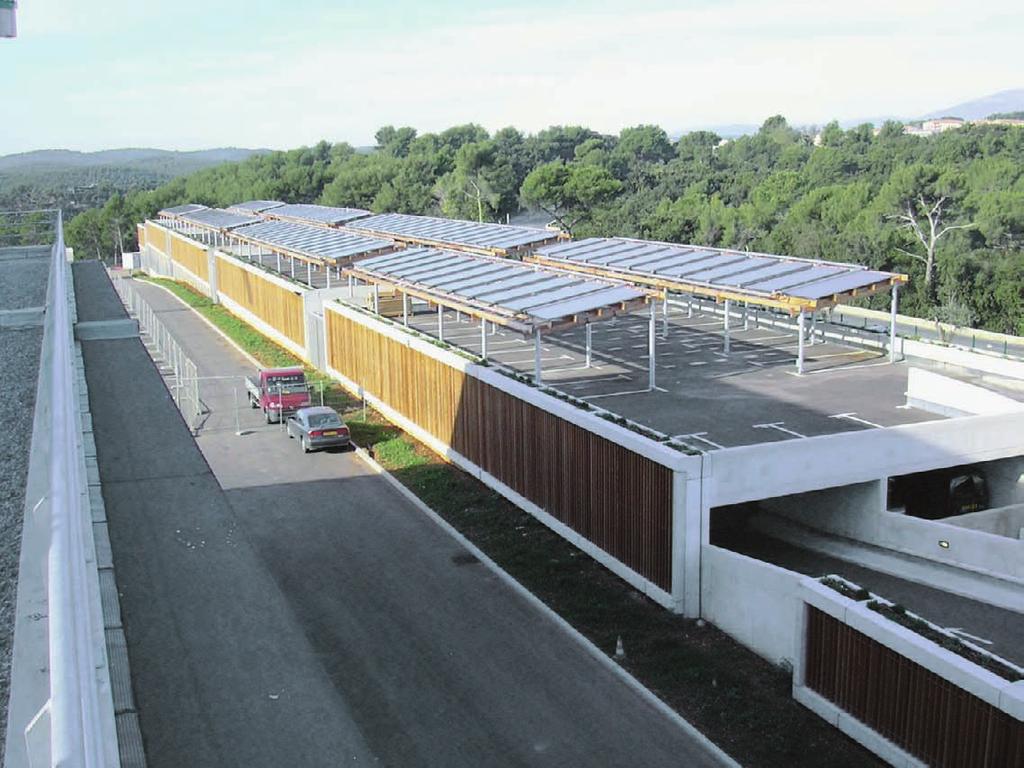 lizzo di due assorbitori uguali di potenza complessiva pari a 52 kw abbinati a collettori solari a tubi evacuati con superficie totale utile di 130 m 2.