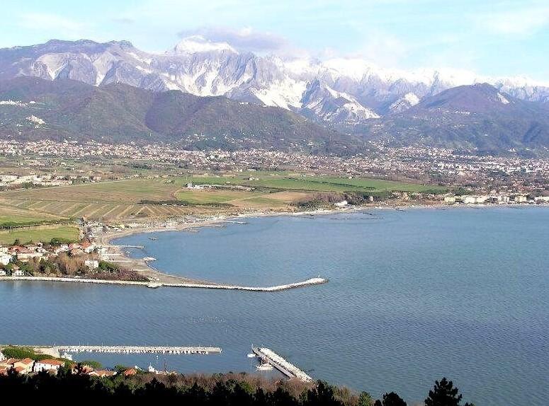 Sarzana, precisamente dal torrente San Luigi sul confine