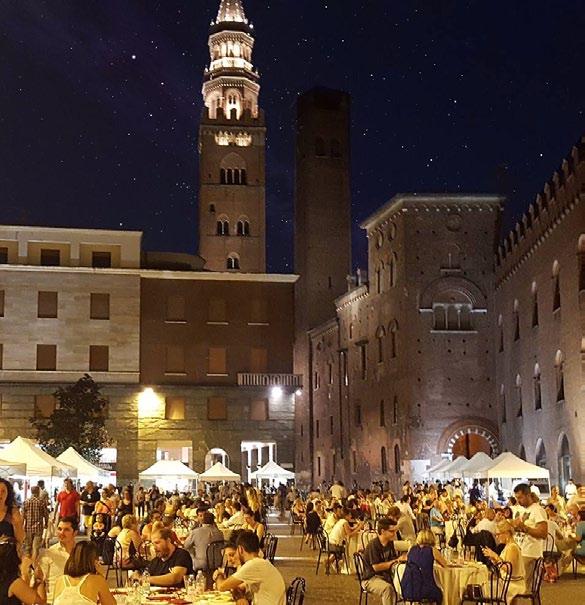 Il centro storico di Cremona ospita la Terza Edizione dell evento: Ristoranti in Piazza Cena sotto le Stelle Cena sotto