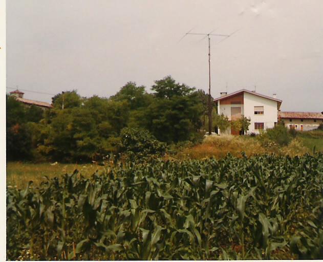 Questa era una foto del 1971 dove si vede una casa dietro la mia ed il vecchio borgo di Aveacco, con la chiesetta, dall altra parte