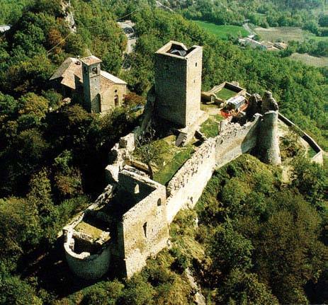 UN ARCHIVIO DEL MONDO MEDIEVALE 15 I signori dei castelli Nel IX-X secolo l Europa è minacciata dalle incursioni di Normanni, Ungari e Saraceni.