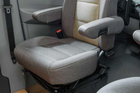 Comodi tuttofare Pavimento continuo Maggiore autonomia Nella cabina di guida, gli eleganti sedili girevoli e regolabili in altezza sono