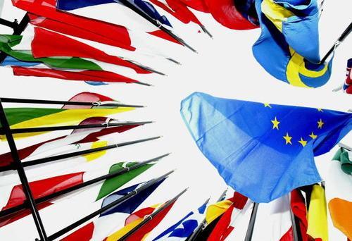 LA STRATEGIA EUROPEA NEI BALCANI L Unione Europea considera dagli anni 90 l Est europeo strategico per il proprio sviluppo politico ed economico.