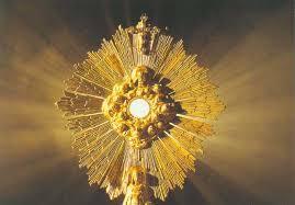1362 L'Eucaristia è il memoriale della pasqua di Cristo, l'attualizzazione e l'offerta sacramentale del suo unico sacrificio, nella liturgia della Chiesa, che è il suo